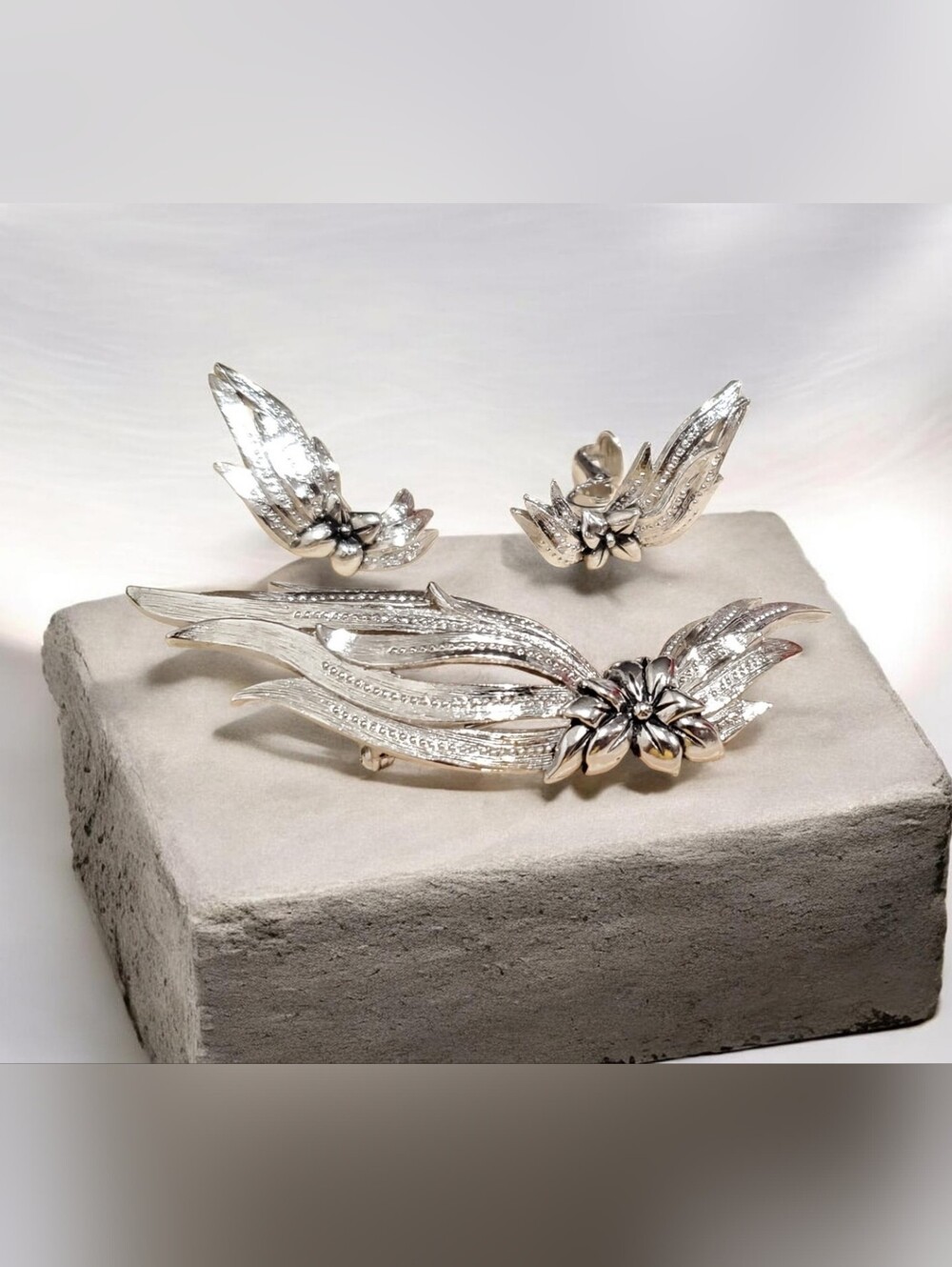Vtg. Àvon Of Belleville Brooch & Clip-on Earrings In Rhodium Set